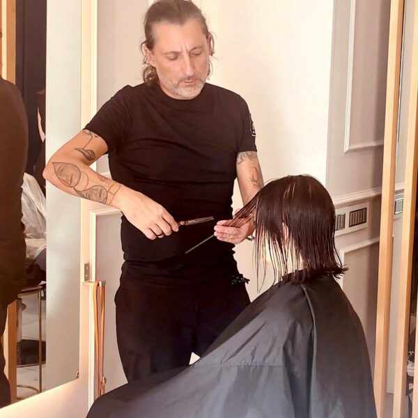 Igor galassi che taglia i capelli