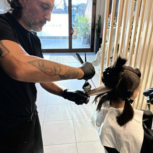 Igor galassi che taglia i capelli
