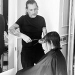 igor galassi che taglia i capelli