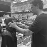 igor galassi che taglia i capelli nel backstage